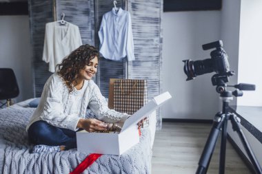 genç güzel blogger blog, loft tarzı oda hediye açmak için video yazma
