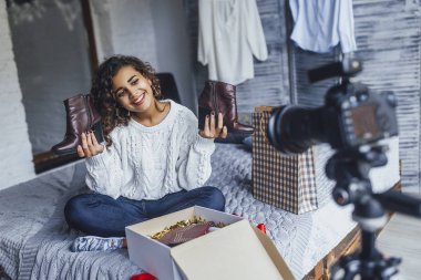 genç güzel blogger blog için video incelemesi gösteren yeni ayakkabılar loft tarzı odaya yazma.