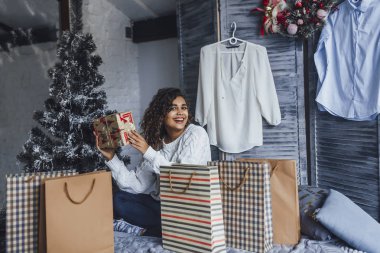 Genç kıvırcık blogger hediye çantaları loft tarzı oda içinde açma