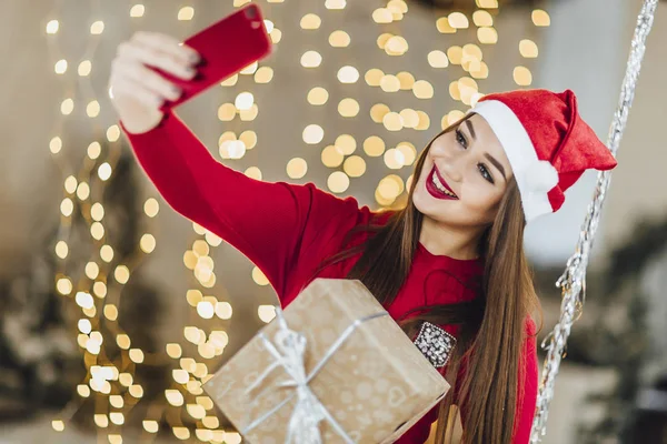 Mulher Chapéu Natal Fazendo Selfie Celebrando Ano Novo — Fotografia de Stock