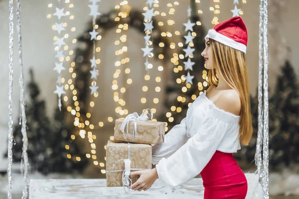 Mulher Atraente Com Presentes Celebrando Ano Novo — Fotografia de Stock