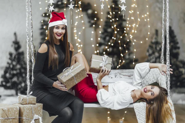 yeni yılı kutlayan hediyeler ile çekici kadınlar