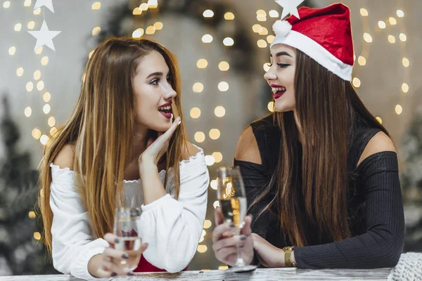 Mulheres Bebendo Champanhe Celebrando Ano Novo — Fotografia de Stock