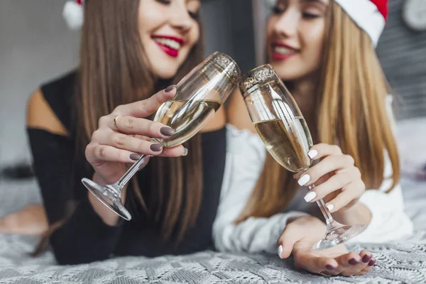Kadınlar şampanya içer, yeni yılı kutlar.