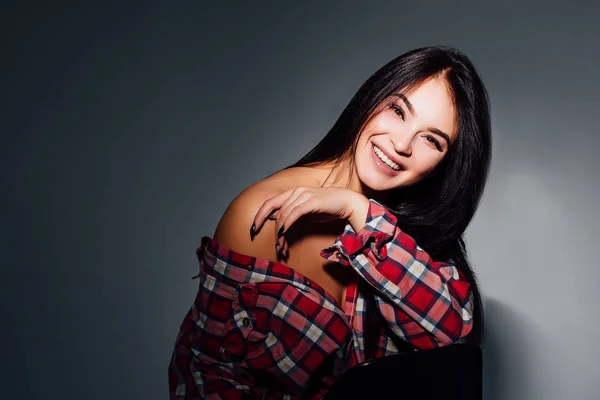 Smiling Woman Natural Make Grey Background — Stock Photo, Image