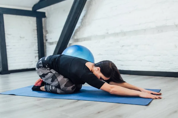 Fitnesstrainerin Hat Zeit Für Pilates Weißen Raum — Stockfoto