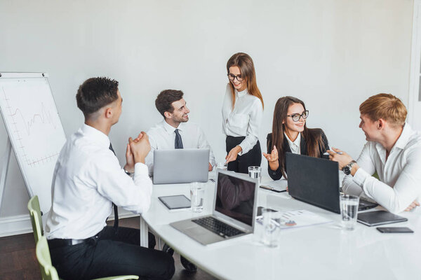 сотрудники на совещании в конференц-зале, избирательный фокус
