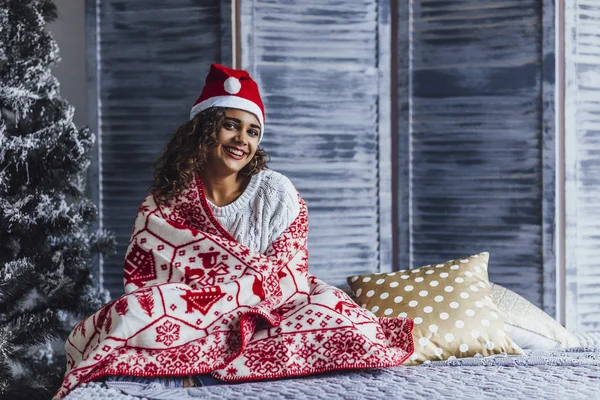 Jovem Bela Mulher Encaracolado Vestindo Chapéu Santa Clause Envolto Cobertor — Fotografia de Stock