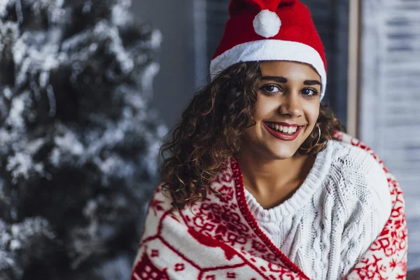 Jovem Bela Mulher Encaracolado Vestindo Chapéu Santa Clause Envolto Cobertor — Fotografia de Stock