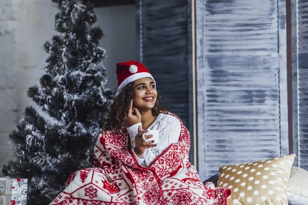 Jovem Bela Mulher Encaracolado Vestindo Chapéu Santa Clause Envolto Cobertor — Fotografia de Stock