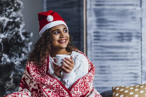 Jovem Bela Mulher Encaracolado Vestindo Chapéu Santa Clause Envolto Cobertor — Fotografia de Stock