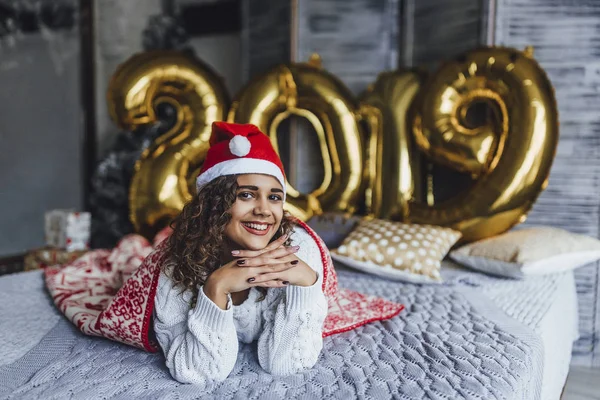 Jovem Bela Mulher Encaracolada Santa Cláusula Chapéu Envolto Cobertor Quente — Fotografia de Stock