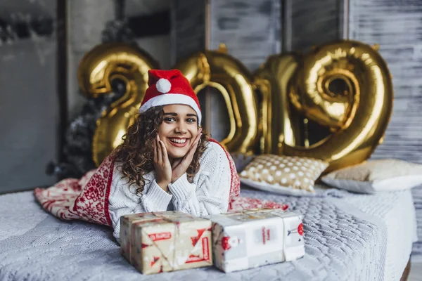 Jovem Bela Mulher Encaracolada Santa Cláusula Chapéu Envolto Cobertor Quente — Fotografia de Stock