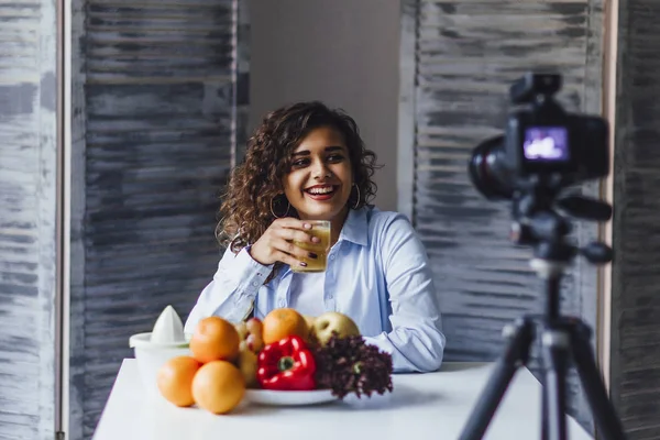 Fiatal Blogger Regisztráló Készülék Video Blog Beszél Megfelelő Egészséges Táplálkozás — Stock Fotó