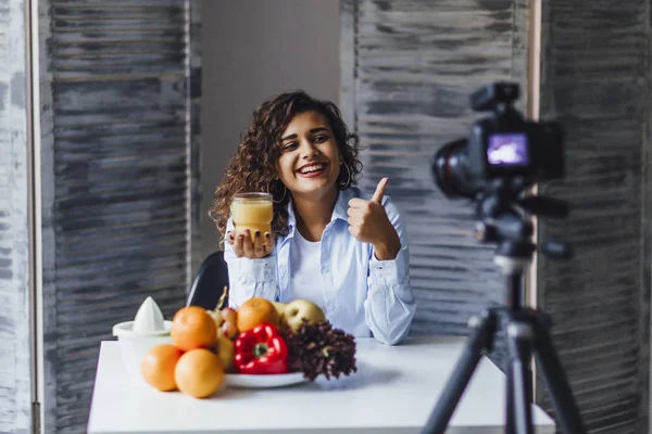 Fiatal Gyönyörű Blogger Írás Videót Blog Beszélünk Egészséges Táplálkozás — Stock Fotó