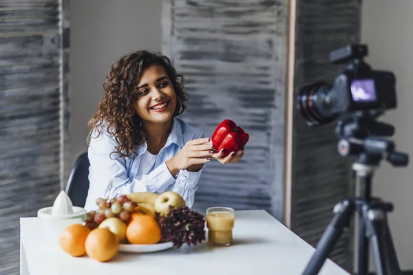 Fiatal Blogger Regisztráló Készülék Video Blog Beszél Megfelelő Egészséges Táplálkozás — Stock Fotó