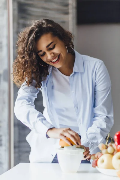 Giovane Bella Donna Che Succo Appena Spremuto Verdure Frutta — Foto Stock