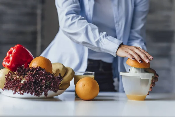 Giovane Donna Che Succo Appena Spremuto Verdure Frutta — Foto Stock