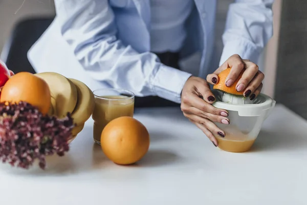 Giovane Bella Donna Che Succo Appena Spremuto Verdure Frutta — Foto Stock