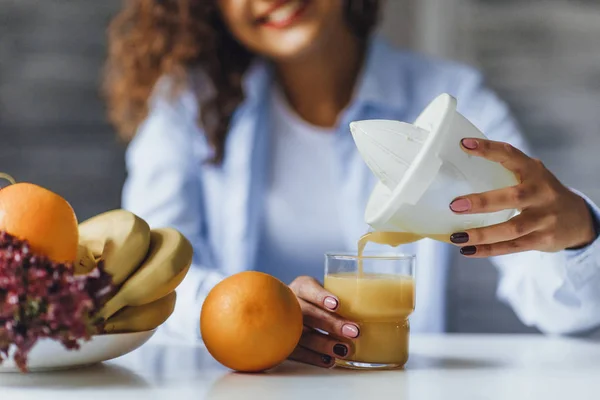 Giovane Bella Donna Versando Succo Appena Spremuto Verdure Frutta — Foto Stock