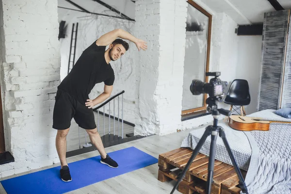 Fitness Bloggerin Nimmt Video Für Blog Auf Und Zeigt Wie — Stockfoto