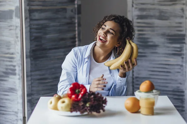 Giovane Bella Donna Sorridente Posa Con Frutti — Foto Stock