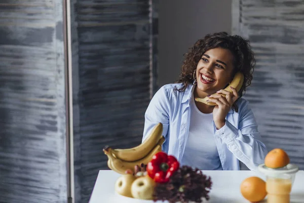 Joven Hermosa Mujer Sonriendo Posando Con Frutas — Foto de Stock