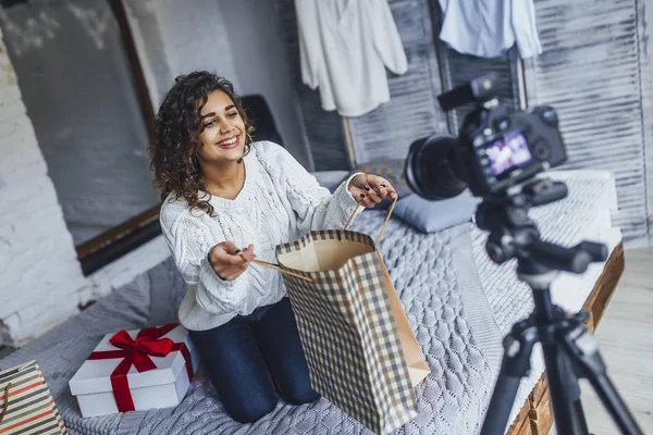 blog için yeni video kayıt ve takipçileri yeni Satınalmalar gösterilen genç kadın