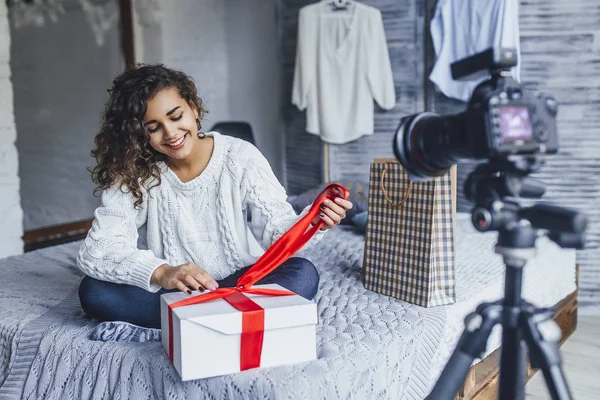 Genç blogger blog, loft tarzı oda hediye açmak için video yazma