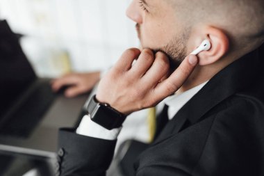 işadamı kulaklık dokunmadan, seçici odak