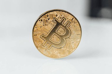 altın bitcoin yakın çekim, seçici odak