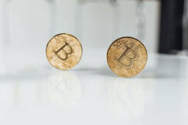 altın bitcoins yakın çekim, seçici odak