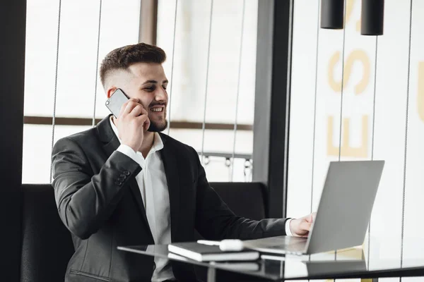 Hombre Negocios Hablando Teléfono Inteligente Oficina Moderna — Foto de Stock