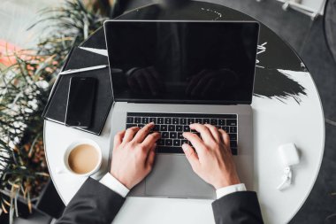 modern ofiste dizüstü bilgisayar kullanarak işadamı nın kırpılmış görünümü