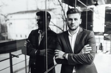 modern ofis yakınında duran işadamı, ön plana odaklanmak