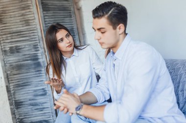 Kanepede oturan genç çift, ön plana odaklan.