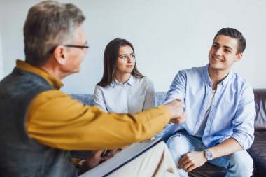 kapalı psikolog resepsiyonda mutlu genç çift