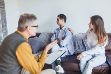 psikolog resepsiyonda üzgün genç çift