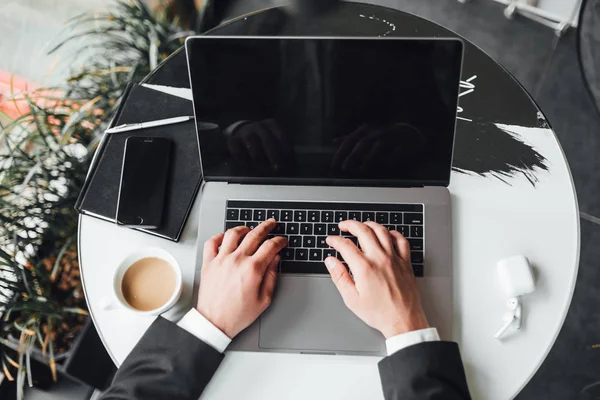 modern ofiste dizüstü bilgisayar kullanarak işadamı nın kırpılmış görünümü