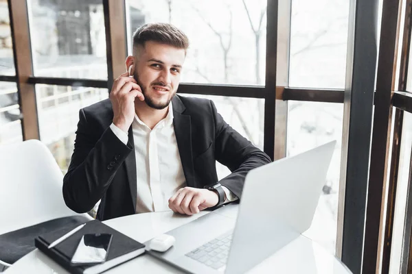 Hombre Negocios Tocando Los Auriculares Uso Ordenador Portátil Oficina Moderna — Foto de Stock