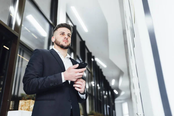 Hombre Negocios Con Smartphone Oficina Moderna Enfoque Selectivo — Foto de Stock