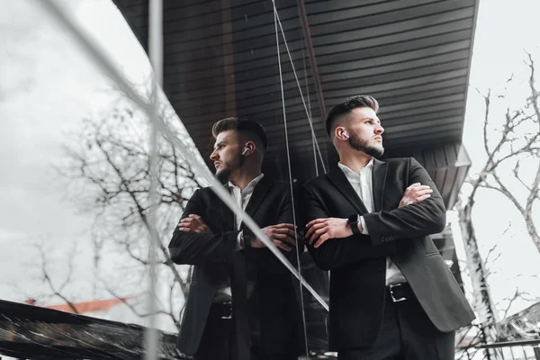 Homme Affaires Debout Près Bureau Moderne Concentrer Sur Avant Plan — Photo