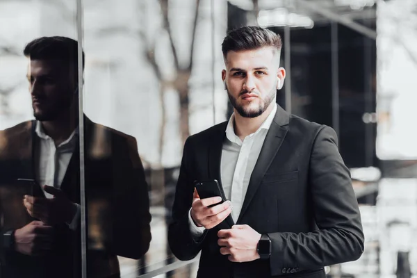 Hombre Negocios Con Smartphone Oficina Moderna Enfoque Selectivo — Foto de Stock