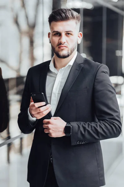 Hombre Negocios Con Smartphone Oficina Moderna Enfoque Selectivo —  Fotos de Stock