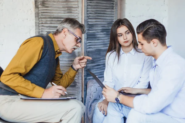 Triste Joven Pareja Recepción Psicólogo — Foto de Stock