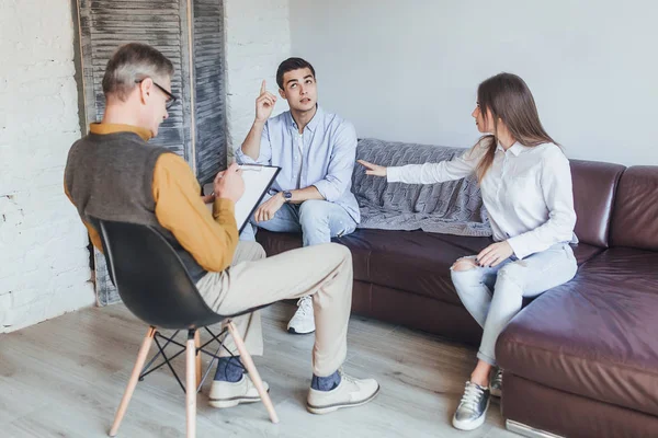 Joven Pareja Discutiendo Recepción Psicólogo — Foto de Stock