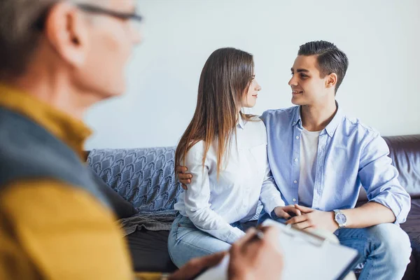 Feliz Joven Pareja Recepción Psicólogo Interior — Foto de Stock