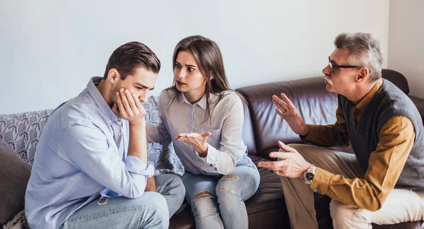 Joven Pareja Peleando Recepción Psicólogo Enfoque Selectivo — Foto de Stock