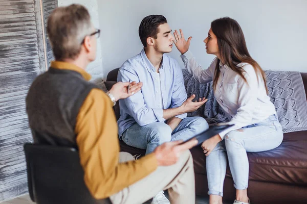 Joven Pareja Peleando Recepción Psicólogo Enfoque Selectivo — Foto de Stock