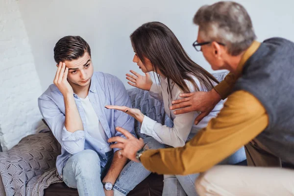 Joven Pareja Peleando Recepción Psicólogo Enfoque Selectivo — Foto de Stock